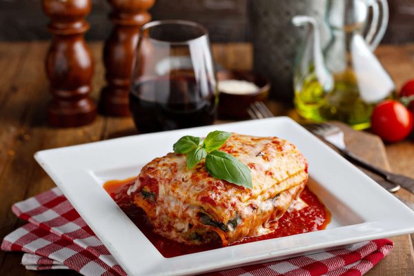 Qual è il modo migliore per preparare lasagne fatte in casa ricche di sapore?