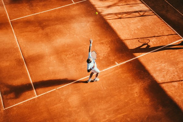 Come migliorare la tua tecnica di servizio nel tennis?
